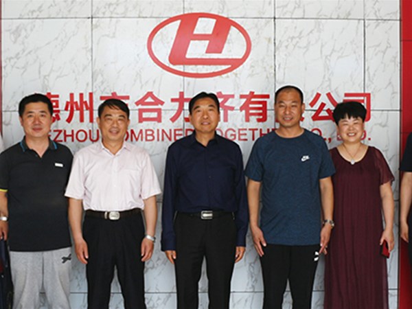 5月24日，德州市總工會(huì)授予德州市合力齊車業(yè)有限公司董事長(zhǎng)李學(xué)治“優(yōu)秀農(nóng)民工之星”的榮譽(yù)稱號(hào)